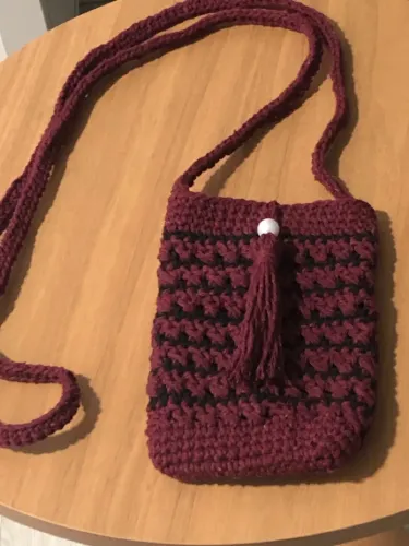 Bolsa de ombro artesanal em crochê para celular