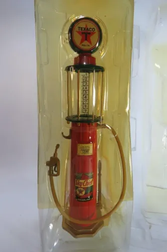 COFRE FORMATO DE BOMBA DE GASOLINA DE 1920 (MECHANICAL 1920 COIN BANK), na caixa original.