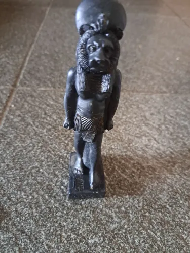 Estatueta egípcia da deuza Sekhmet da mitologia grega