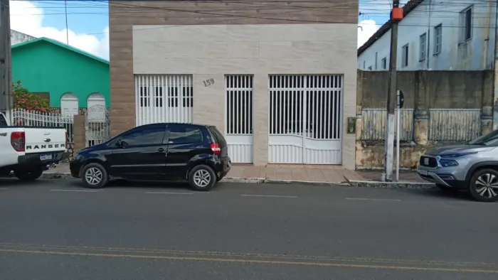 Vende-se essa casa no centro de Estância
