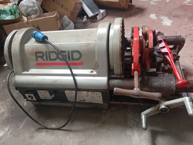 Rosqueadeira elétrica 1/2 a 4 pol ridgid sem corsinetes e precisando de conserto usada 