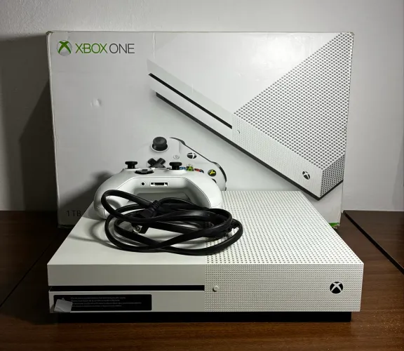 Xbox One S 1TB Branco - Completo e Conservado
