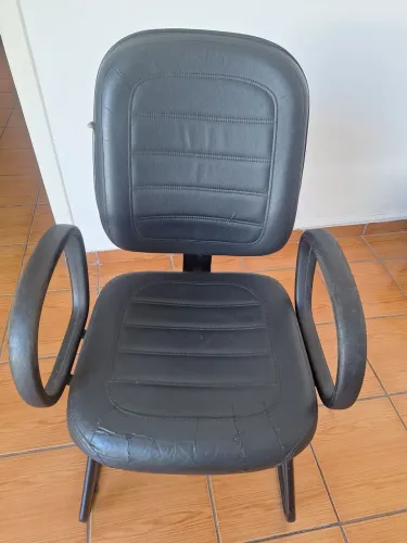 Vendo cadeira com braço sem rodinha