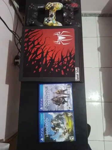 Vendo ps4 pro em perfeito estado acompanhado de 2 controles mais 2 jogos