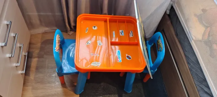 Mesa infantil Hotwheels com 2 cadeiras