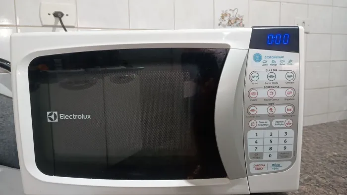 Vende-se um microondas Eletrolux 20 litros