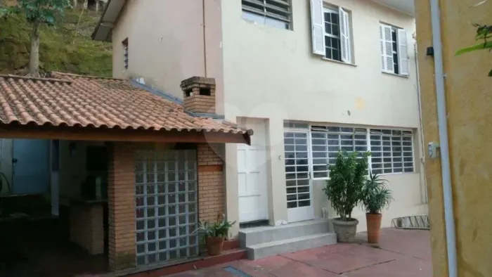 Sobrado para venda possui 450m² com 12 salas em Pacaembu - São Paulo - SP