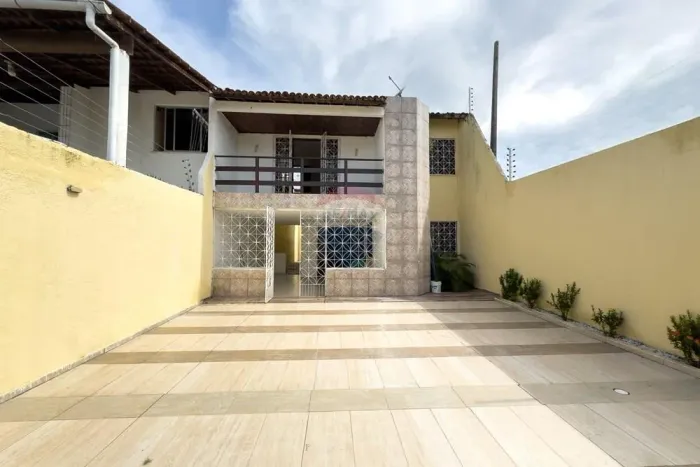 Excelente casa duplex solta no Parque Manibura