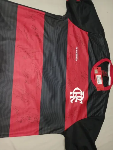 Vendo essa camiseta do Flamengo autografado nova