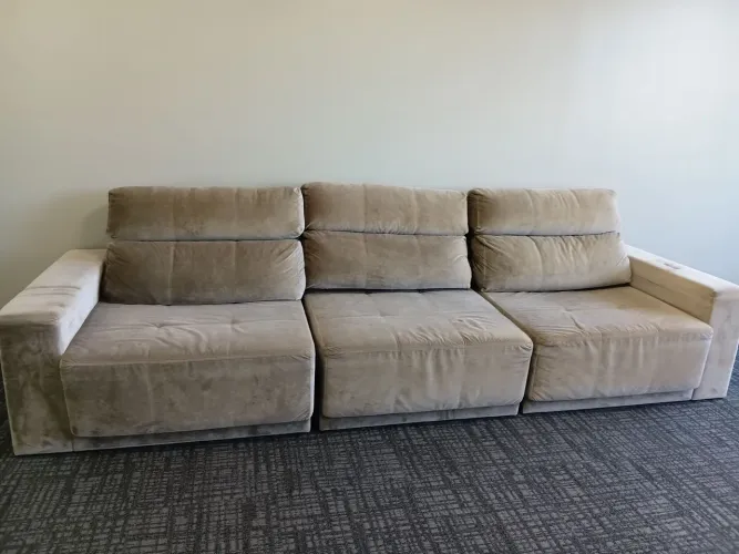 Sofa bege, retratil e reclinavel, 3.45metros bege