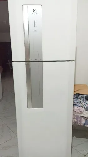 Geladeira muito conservada...pouquisimas marcas de uso .