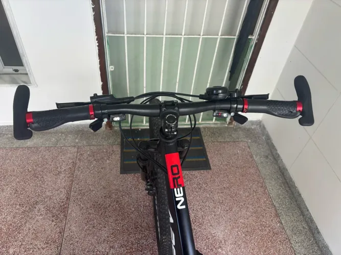 BICICLETA TAMANHO XS ABSOLUTE NERO 4 COM FREIO HIDRÁULICO SHIMANO MT200