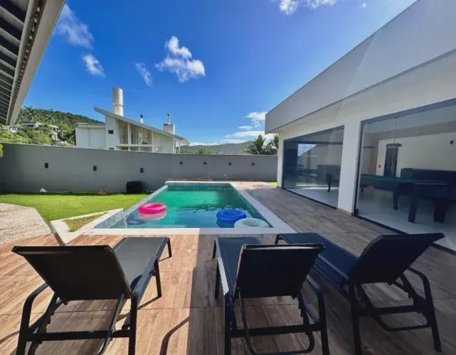 Imóvel para venda possui 460 metros quadrados com 3 quartos em Praia Brava - Florianópolis