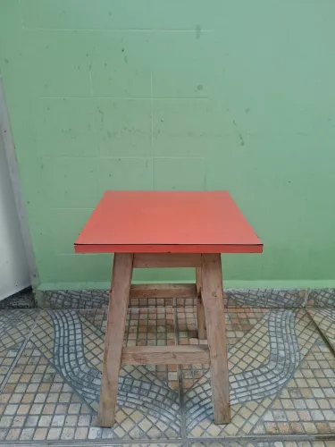 Banquinho de madeira com tampo de fórmica 