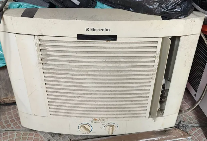 Ar condicionado 7.500 BTUs... parou de funcionar ..pode ser capacitor..bom pra quem repara