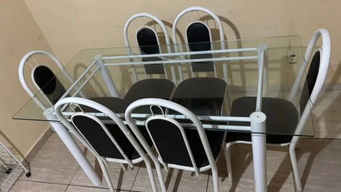 Vende-se esta mesa
