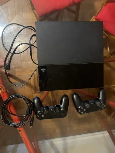 PlayStation 4 com 2 controles e cabos