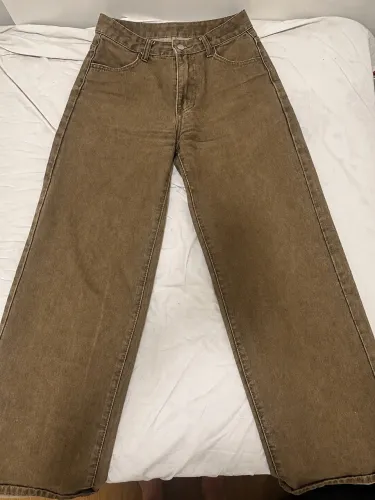 Calça marrom com pouca marca de uso