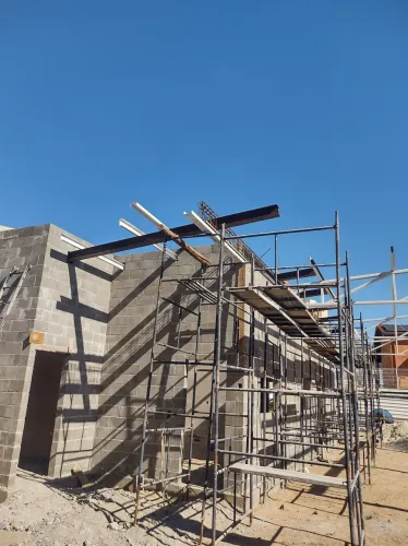 Pedreiro empreiteiro fundação estrutura alvenaria cobertura concreto armado e pré-moldado