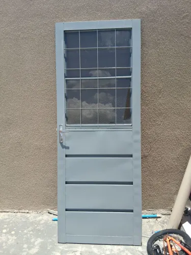 Porta de aço 210×80 com vidro e grade