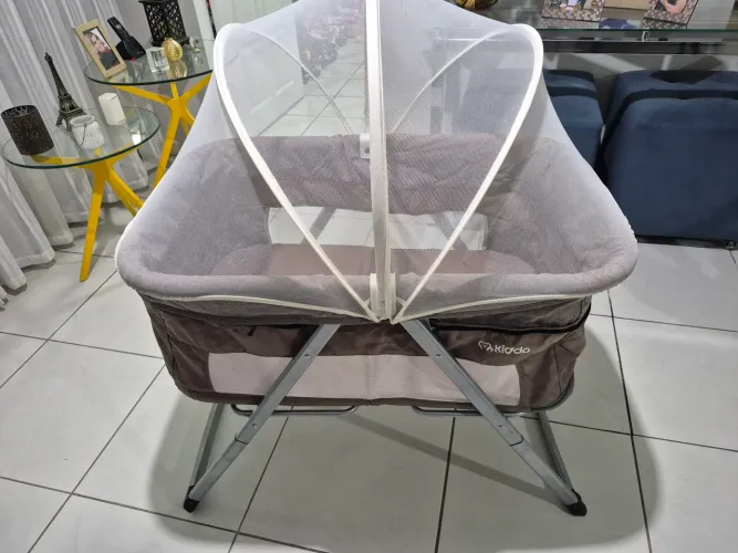 Berço portátil kiddo Dobrável bege com mosqueteiro