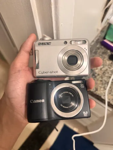 2 câmeras digitais (a cânon não está funcionando o flash)