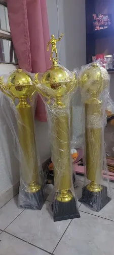 Vende-se troféu grande de futebol dourado!