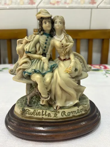 Estatueta em resina italiana Romeu e Julieta