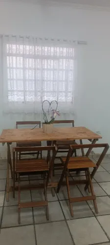 Mesa de madeira e cadeiras