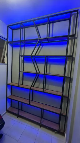 Estante Decorativa em Metal e Madeira com LED