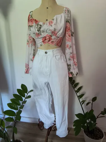 Blusa e calça branca jeans