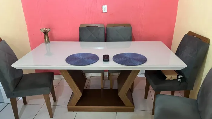 Vende-se mesa 6 cadeiras semi nova 