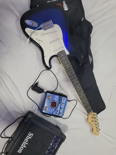 Guitarra Stratocaster + Amplificador + Pedaleira + Capa