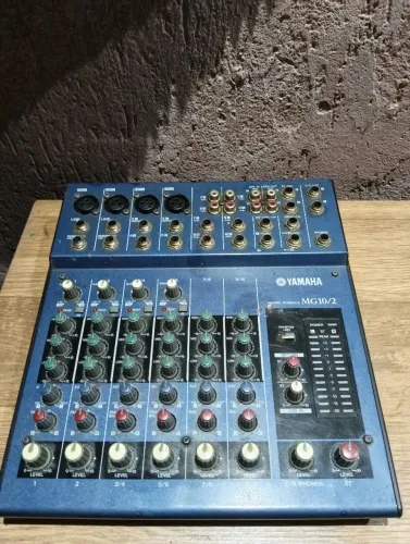 Mesa de som Yamaha MG10/2 Analógica