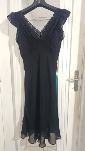 Vestido preto meia perna