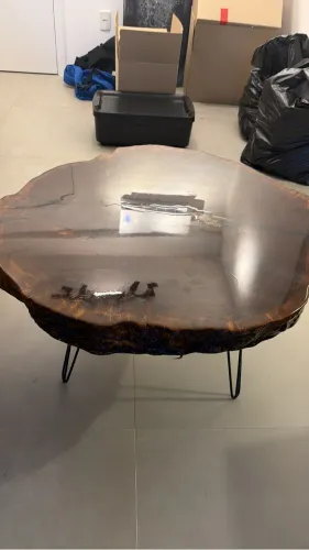 Mesa de centro madeira trabalhada com resina