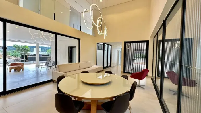 Casa de condomínio para venda tem 632 metros quadrados com 4 quartos