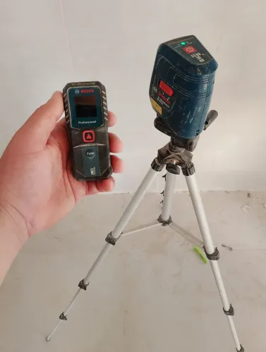 Nível a laser com tripé da Bosch em ótimo estado 