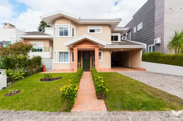 Casa em condominio em ALMIRANTE TAMANDARE com 306m²
