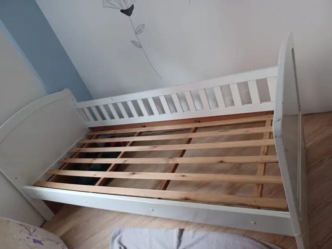 Vende-se cama de solteiro com estrado.