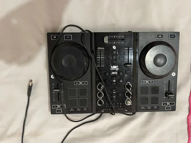 Controladora dj em bom estado , funcionando ok , ideal para iniciantes PREÇO BAIXO