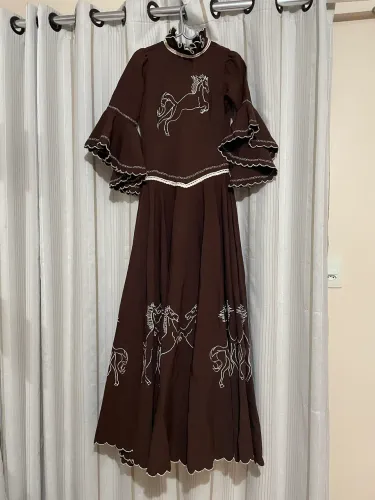 Vestido de prenda bordado marrom