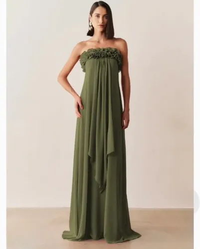 Vestido Longo sem Alça em Chiffon com Babados no Decote e Calda Frontal - Verde Oliva