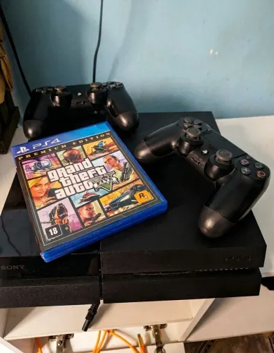 PS4 1T + 2 controle e GTA 5