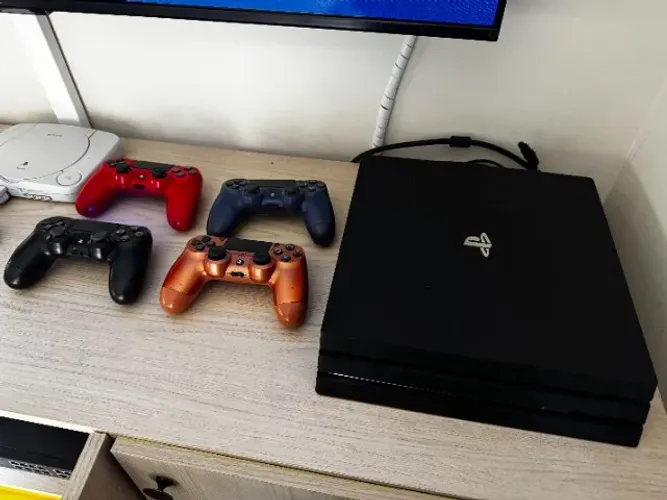 PS4 Pro 1TB revisado com 4 controles originais