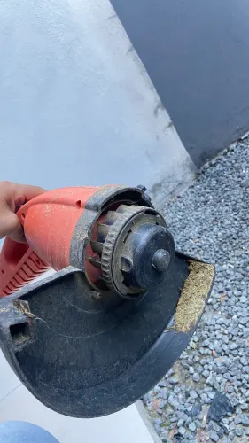 Roçadeira elétrica 