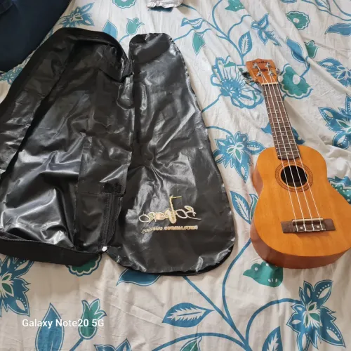 Ukulele em perfeito estado afinado com estojo mas sem o afinador e as palhetas