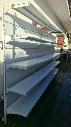 Gôndola de mercado. Medidas: 1,20m de comprimento, 35cm de fundo, 2,00m de altura.