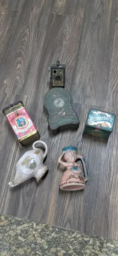 Lote de Antiguidades, 03 latas de Biscoito e chocolate, Canecas de porcelana e maquina
