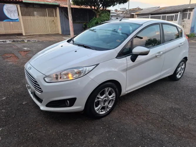 Ford Fiesta 1.6 16V Flex Aut. 5P 2015